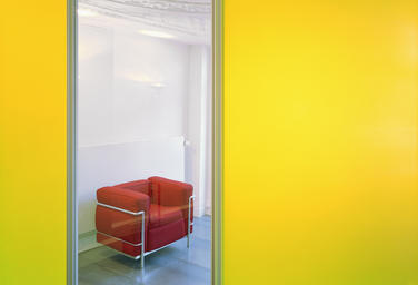 VDS Lawyers, Amsterdam  –  Primary colors, linear and elegant furniture