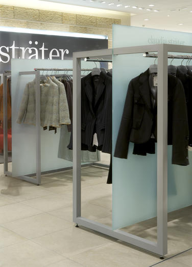 Claudia Sträter, Stuttgart, DE  –  There are sturdy racks of square tubing with a light-grey suede coating