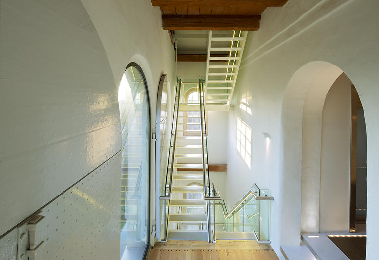 Het Scheepvaartmuseum, Amsterdam  –  Lichte moderne trappenhuizen in een karakteristiek gebouw