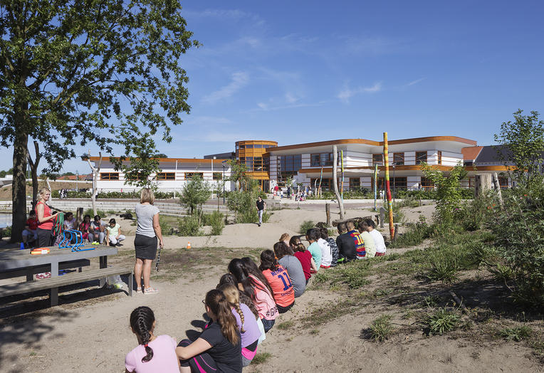 Childcentre Rivierenwijk, Deventer  –  Outside lessons, healthy school