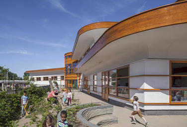 Childcentre Rivierenwijk, Deventer  –  Green and dynamic