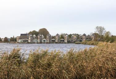 Bastioneiland, Leeuwarden    –  Wonen aan het water met wuivend riet