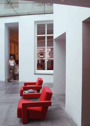 Claudia Sträter, Arnhem  –  Red chairs designed by Rietveld