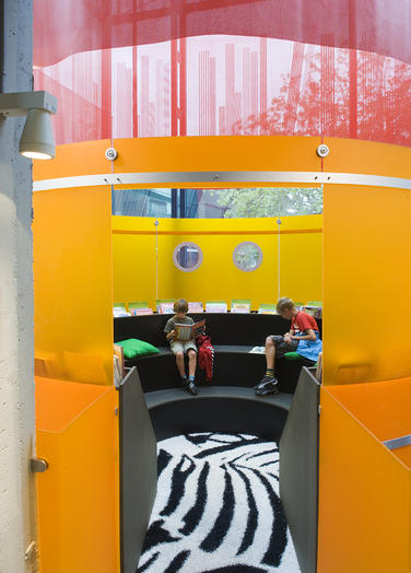Mediatheek, Delft  –  Lezende kinderen in eigen kleurrijke ruimte