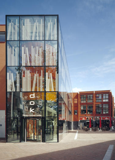Media library, Delft  –  Entrance