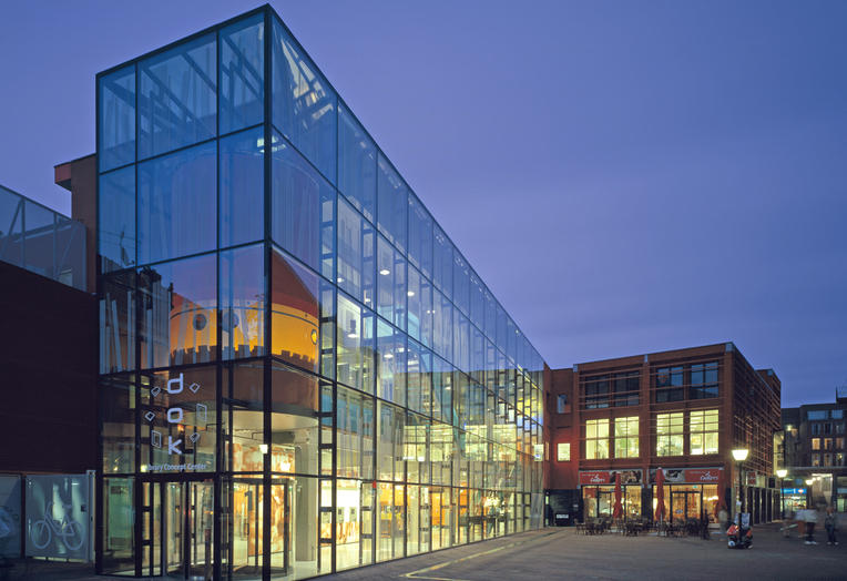 Media library, Delft  –  in the evening