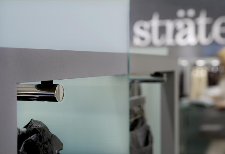 Claudia Sträter, Stuttgart, DE  –  Detail glass and steel