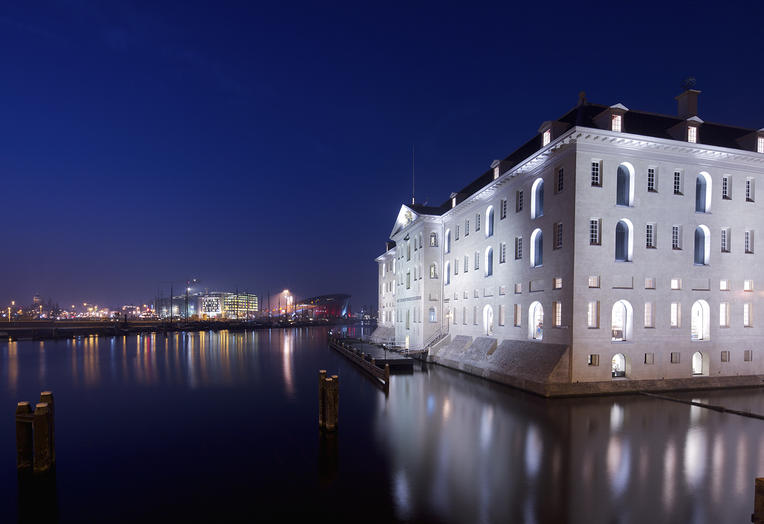 Het Scheepvaartmuseum, Amsterdam  –  Het gebouw staat in het water