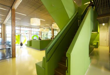 Brede School De Kikker, Amsterdam  –  Trappenhuis en bezoekersruimte