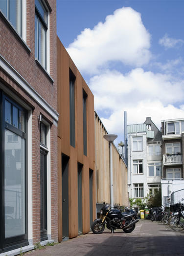 Woonhuis Jordaan, Amsterdam  –  steeg met motor