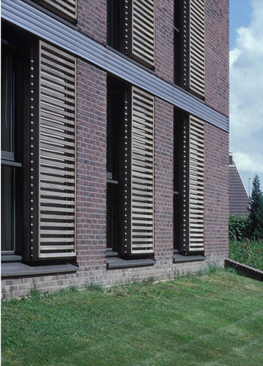 Driekolommenplein, Aalsmeer  –  Timber panels recaling floodgates